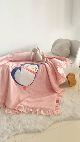91家纺网 家纺一手货源 找家纺 喜多兔 2023新款小轻柔纱布纯棉双层纱空调被 粉色萌企鹅