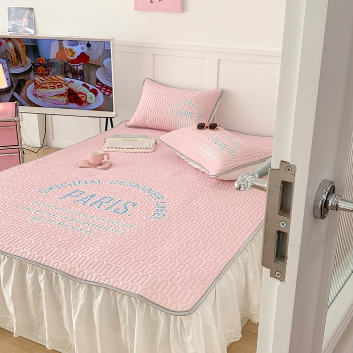 91家纺网 家纺一手货源 找家纺 昔可家纺 2023新款四色字母乳胶凉席 粉底字母