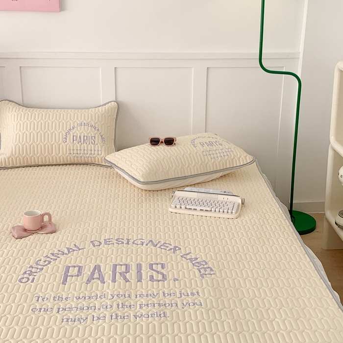 91家纺网 家纺一手货源 找家纺 昔可家纺 2023新款四色字母乳胶凉席 奶油底字母