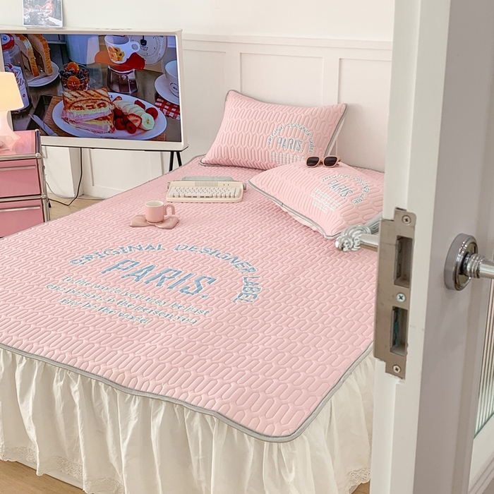 91家纺网 家纺一手货源 找家纺 昔可家纺 2023新款四色字母乳胶凉席 粉底字母