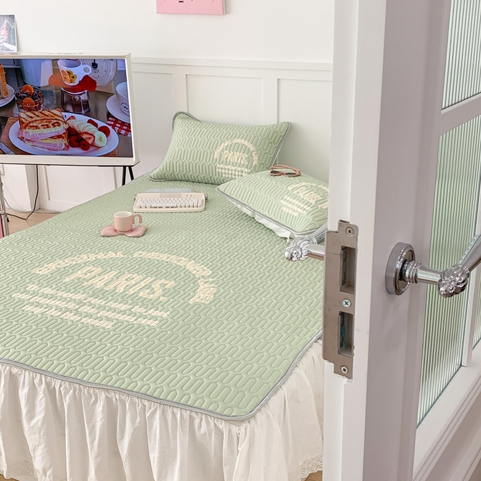 91家纺网 家纺一手货源 找家纺 昔可家纺 2023新款四色字母乳胶凉席 绿底字母