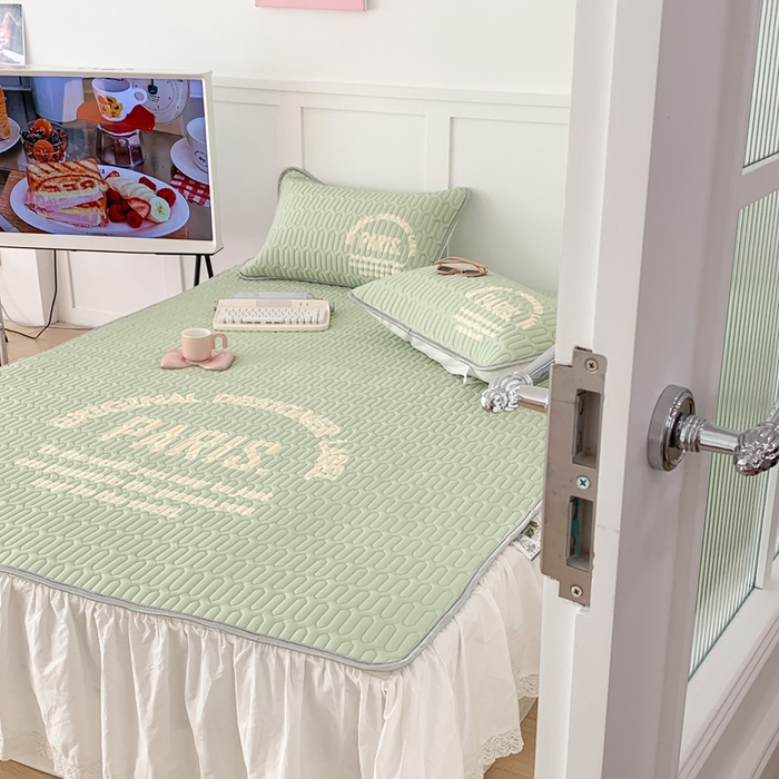 91家纺网 家纺一手货源 找家纺 昔可家纺 2023新款四色字母乳胶凉席 绿底字母