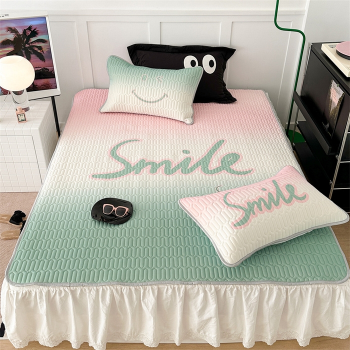 91家纺网 家纺一手货源 找家纺 昔可家纺 2023新款ins简约风乳胶凉席 晕染粉绿笑脸