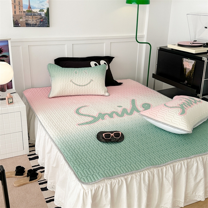 91家纺网 家纺一手货源 找家纺 昔可家纺 2023新款ins简约风乳胶凉席 晕染粉绿笑脸