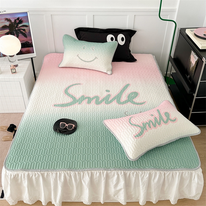 91家纺网 家纺一手货源 找家纺 昔可家纺 2023新款ins简约风乳胶凉席 晕染粉绿笑脸