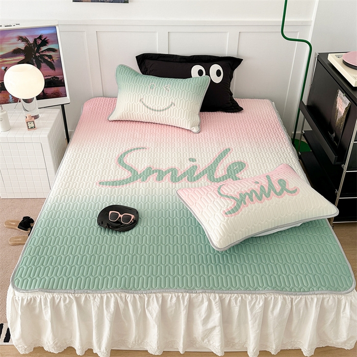 91家纺网 家纺一手货源 找家纺 昔可家纺 2023新款ins简约风乳胶凉席 晕染粉绿笑脸