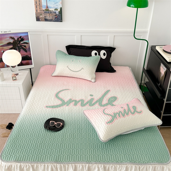 91家纺网 家纺一手货源 找家纺 昔可家纺 2023新款ins简约风乳胶凉席 晕染粉绿笑脸