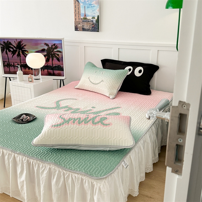 91家纺网 家纺一手货源 找家纺 昔可家纺 2023新款ins简约风乳胶凉席 晕染粉绿笑脸