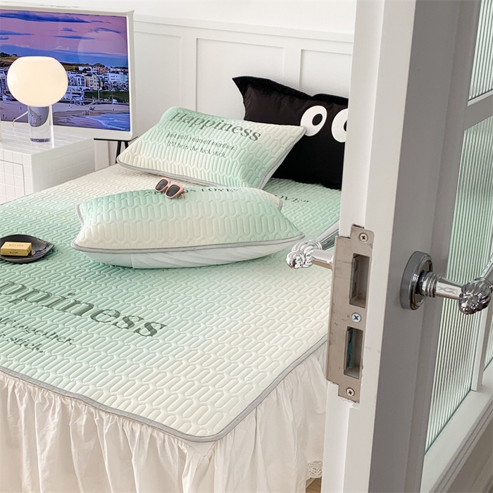 91家纺网 家纺一手货源 找家纺 昔可家纺 2023新款ins简约风乳胶凉席 渐变绿字母