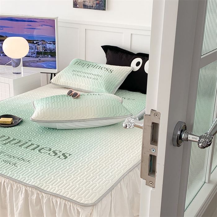 91家纺网 家纺一手货源 找家纺 昔可家纺 2023新款ins简约风乳胶凉席 渐变绿字母