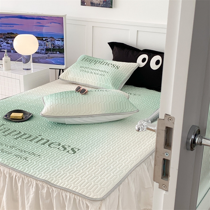 91家纺网 家纺一手货源 找家纺 昔可家纺 2023新款ins简约风乳胶凉席 渐变绿字母