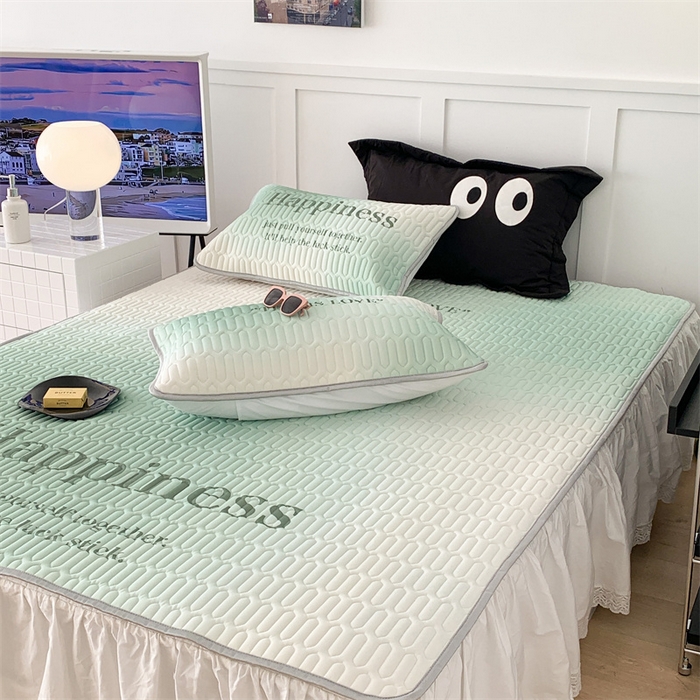 91家纺网 家纺一手货源 找家纺 昔可家纺 2023新款ins简约风乳胶凉席 渐变绿字母