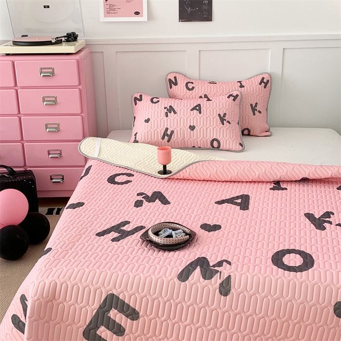 91家纺网 家纺一手货源 找家纺 昔可家纺 2023新款甜酷黑粉系列乳胶凉席 黑粉字母