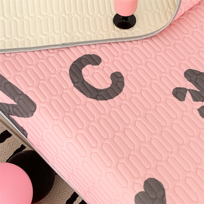 91家纺网 家纺一手货源 找家纺 昔可家纺 2023新款甜酷黑粉系列乳胶凉席 黑粉字母