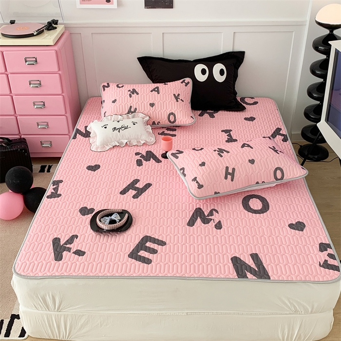 91家纺网 家纺一手货源 找家纺 昔可家纺 2023新款甜酷黑粉系列乳胶凉席 黑粉字母