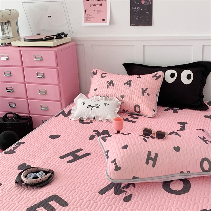 91家纺网 家纺一手货源 找家纺 昔可家纺 2023新款甜酷黑粉系列乳胶凉席 黑粉字母