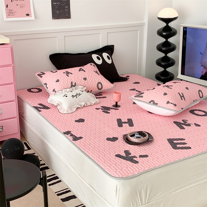 91家纺网 家纺一手货源 找家纺 昔可家纺 2023新款甜酷黑粉系列乳胶凉席 黑粉字母