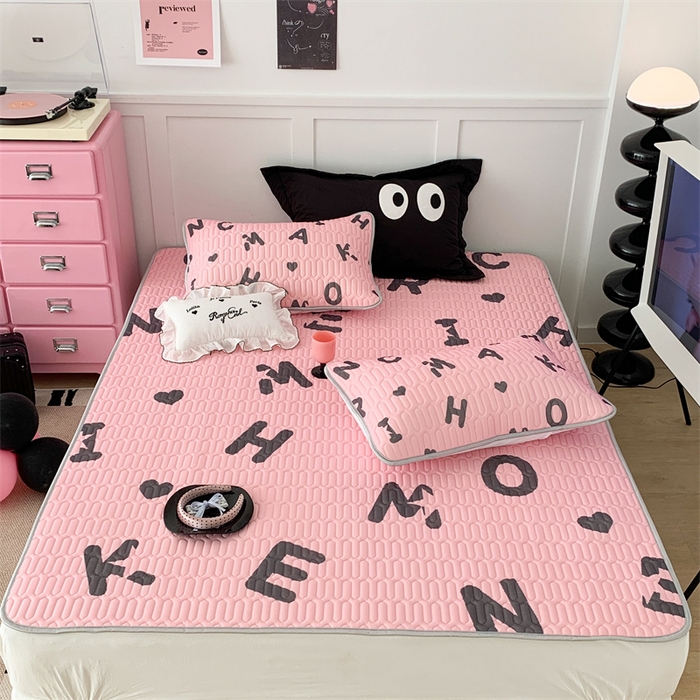 91家纺网 家纺一手货源 找家纺 昔可家纺 2023新款甜酷黑粉系列乳胶凉席 黑粉字母