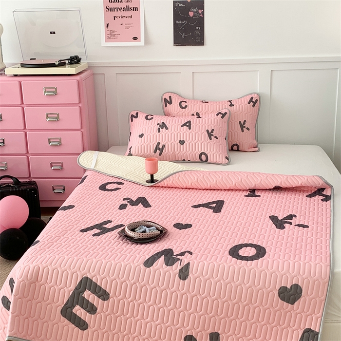 91家纺网 家纺一手货源 找家纺 昔可家纺 2023新款甜酷黑粉系列乳胶凉席 黑粉字母