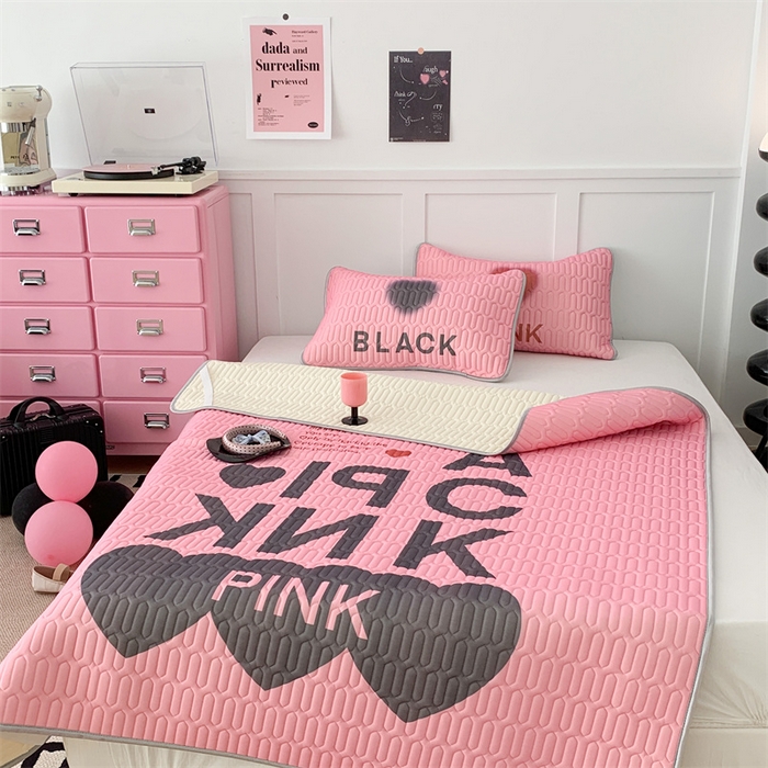 91家纺网 家纺一手货源 找家纺 昔可家纺 2023新款甜酷黑粉系列乳胶凉席 千禧甜酷字母