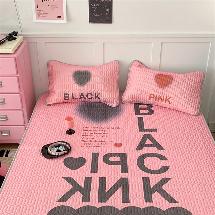 91家纺网 家纺一手货源 找家纺 昔可家纺 2023新款甜酷黑粉系列乳胶凉席 千禧甜酷字母