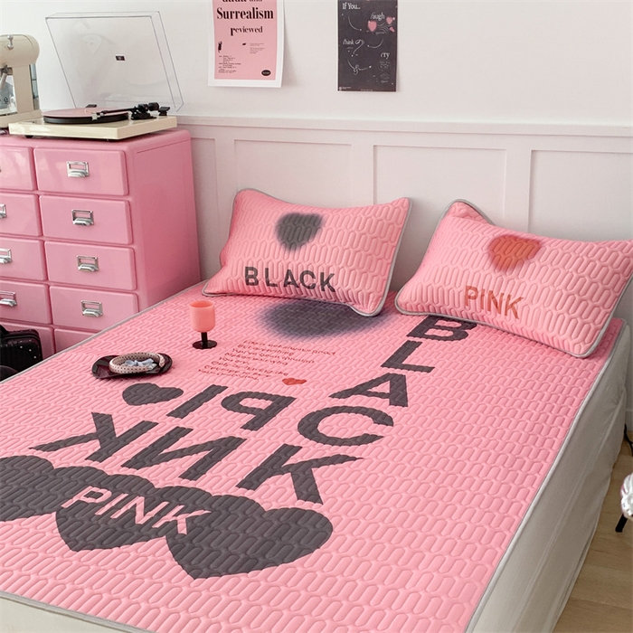 91家纺网 家纺一手货源 找家纺 昔可家纺 2023新款甜酷黑粉系列乳胶凉席 千禧甜酷字母