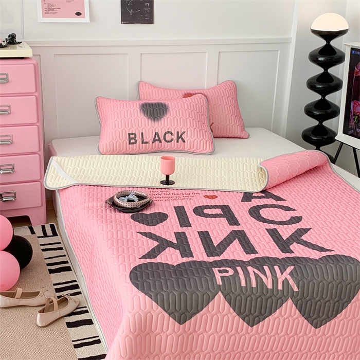 91家纺网 家纺一手货源 找家纺 昔可家纺 2023新款甜酷黑粉系列乳胶凉席 千禧甜酷字母