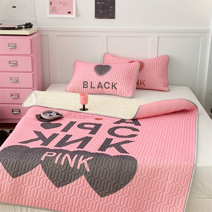 91家纺网 家纺一手货源 找家纺 昔可家纺 2023新款甜酷黑粉系列乳胶凉席 千禧甜酷字母