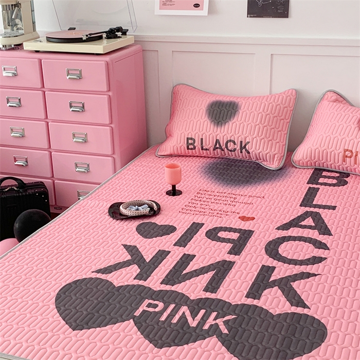 91家纺网 家纺一手货源 找家纺 昔可家纺 2023新款甜酷黑粉系列乳胶凉席 千禧甜酷字母