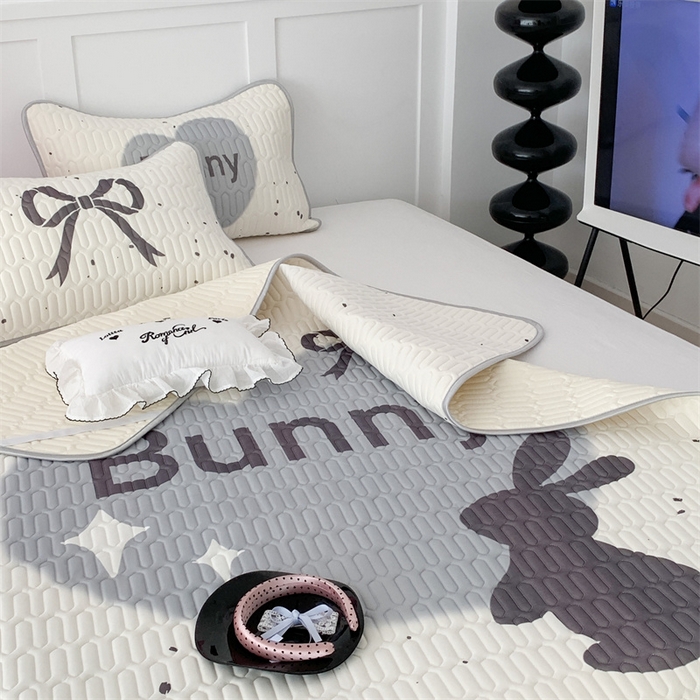 91家纺网 家纺一手货源 找家纺 昔可家纺 2023新款甜酷黑粉系列乳胶凉席 丝带黑兔