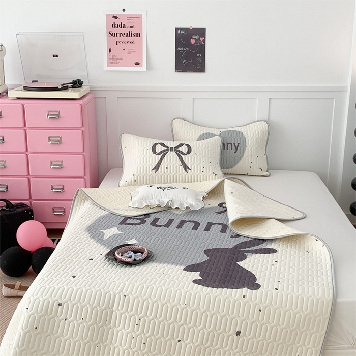 91家纺网 家纺一手货源 找家纺 昔可家纺 2023新款甜酷黑粉系列乳胶凉席 丝带黑兔