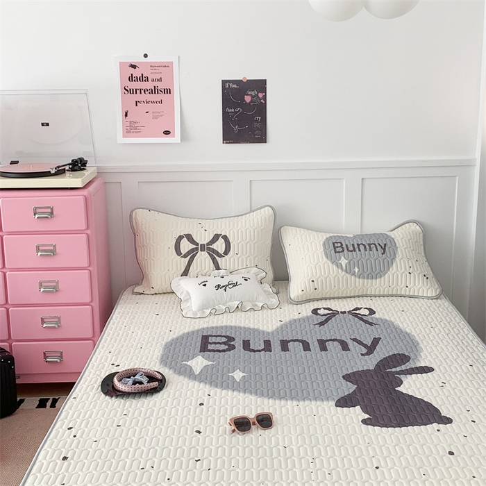 91家纺网 家纺一手货源 找家纺 昔可家纺 2023新款甜酷黑粉系列乳胶凉席 丝带黑兔