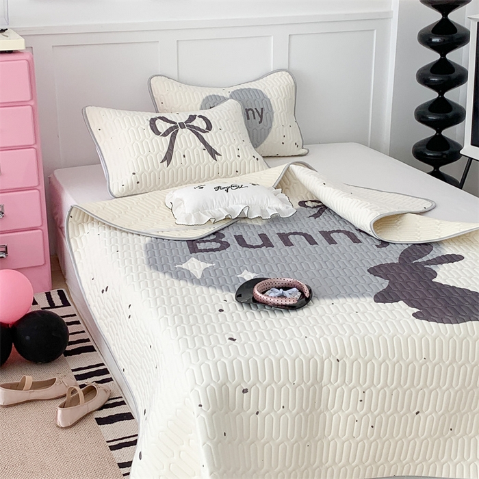 91家纺网 家纺一手货源 找家纺 昔可家纺 2023新款甜酷黑粉系列乳胶凉席 丝带黑兔