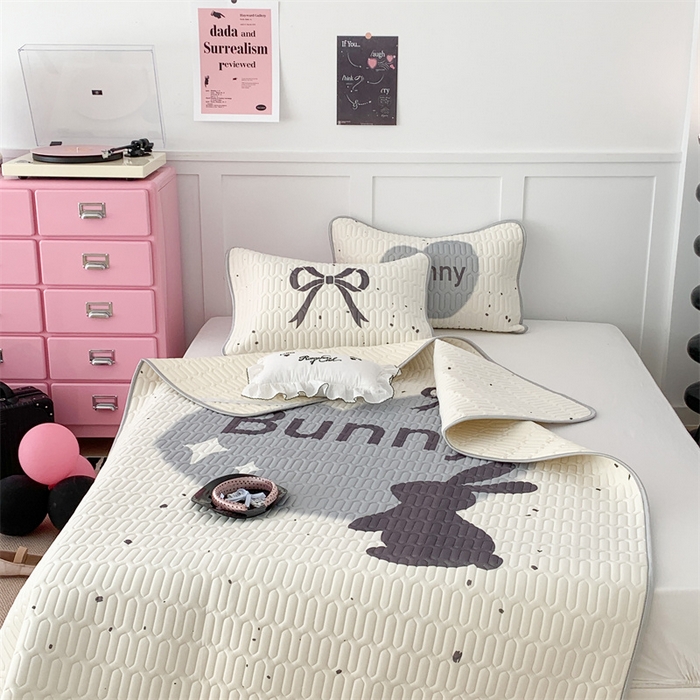 91家纺网 家纺一手货源 找家纺 昔可家纺 2023新款甜酷黑粉系列乳胶凉席 丝带黑兔