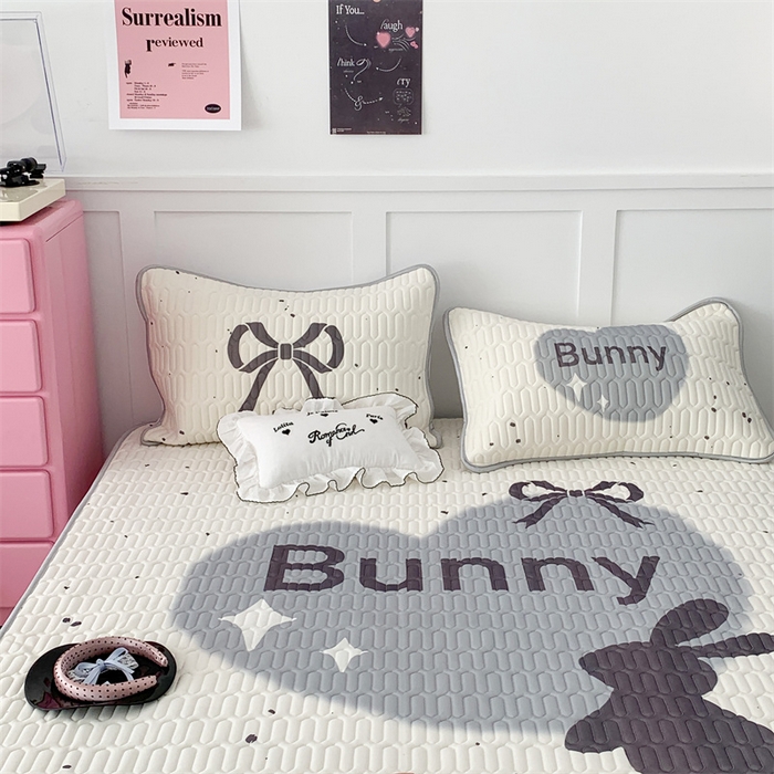 91家纺网 家纺一手货源 找家纺 昔可家纺 2023新款甜酷黑粉系列乳胶凉席 丝带黑兔