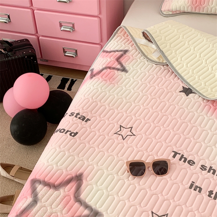 91家纺网 家纺一手货源 找家纺 昔可家纺 2023新款甜酷黑粉系列乳胶凉席 甜酷粉星