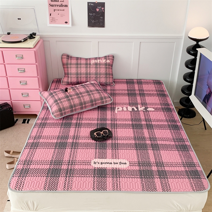 91家纺网 家纺一手货源 找家纺 昔可家纺 2023新款甜酷黑粉系列乳胶凉席 甜酷黑粉学院格