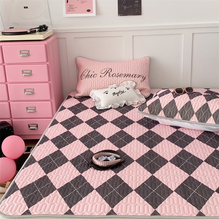 91家纺网 家纺一手货源 找家纺 昔可家纺 2023新款甜酷黑粉系列乳胶凉席 学院菱格黑粉色