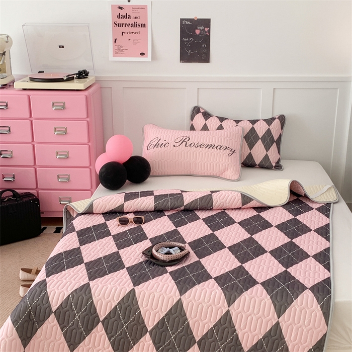 91家纺网 家纺一手货源 找家纺 昔可家纺 2023新款甜酷黑粉系列乳胶凉席 学院菱格黑粉色