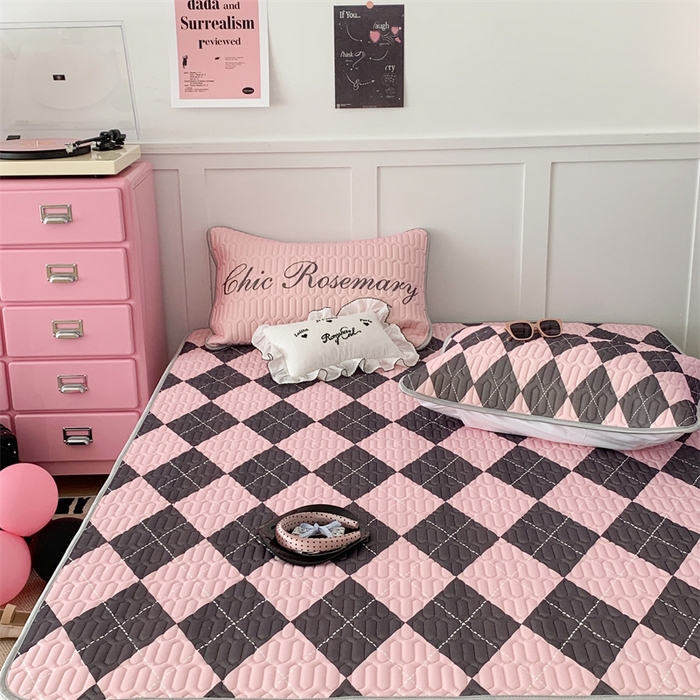 91家纺网 家纺一手货源 找家纺 昔可家纺 2023新款甜酷黑粉系列乳胶凉席 学院菱格黑粉色