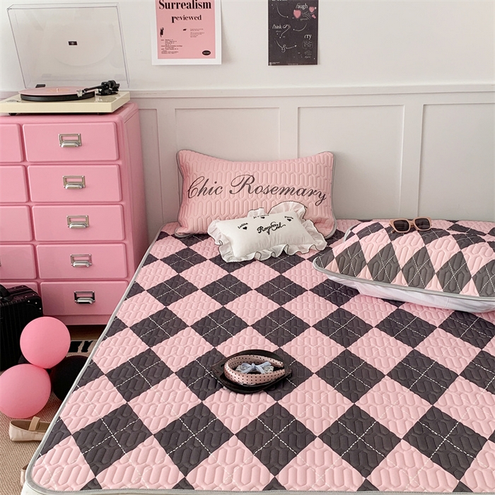 91家纺网 家纺一手货源 找家纺 昔可家纺 2023新款甜酷黑粉系列乳胶凉席 学院菱格黑粉色