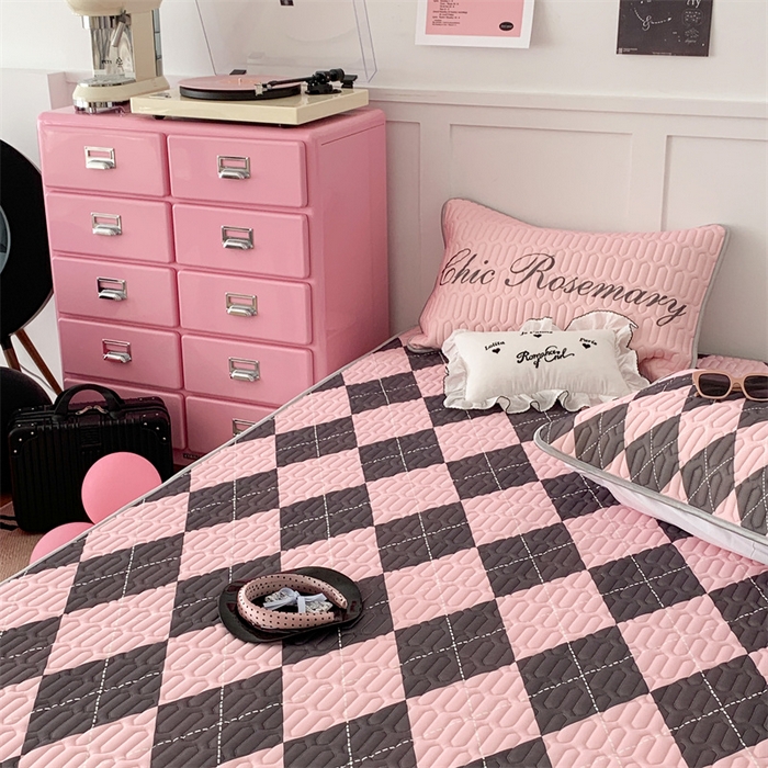 91家纺网 家纺一手货源 找家纺 昔可家纺 2023新款甜酷黑粉系列乳胶凉席 学院菱格黑粉色