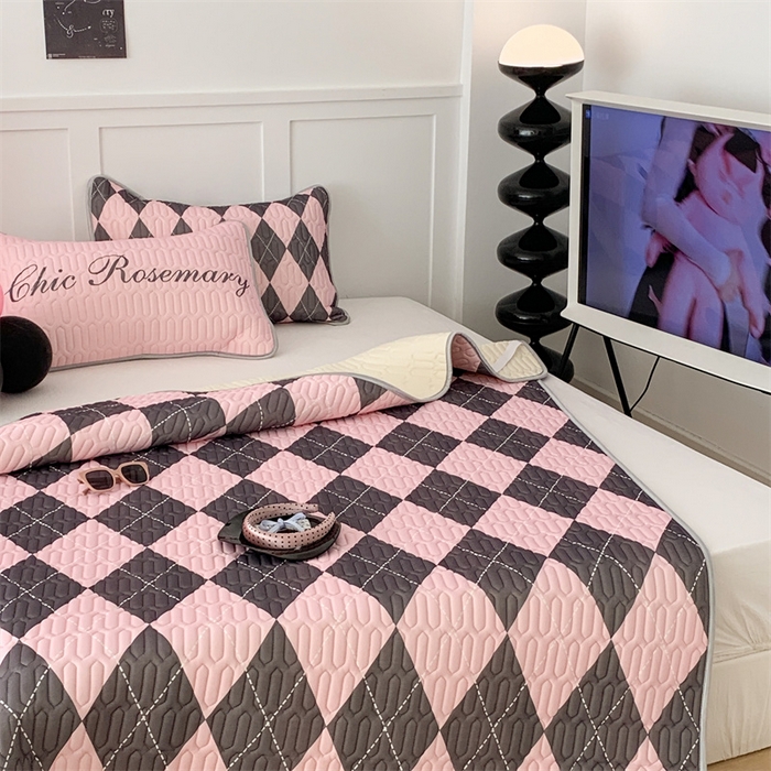 91家纺网 家纺一手货源 找家纺 昔可家纺 2023新款甜酷黑粉系列乳胶凉席 学院菱格黑粉色