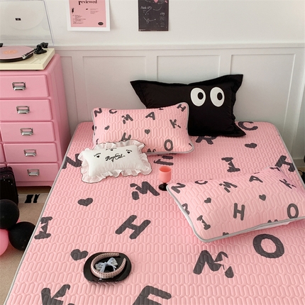 91家纺网 家纺一手货源 找家纺 昔可家纺 2023新款甜酷黑粉系列乳胶凉席 黑粉字母