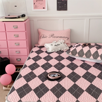 91家纺网 家纺一手货源 找家纺 昔可家纺 2023新款甜酷黑粉系列乳胶凉席 学院菱格黑粉色