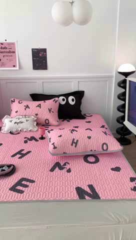 91家纺网 家纺一手货源 找家纺 昔可家纺 2023新款甜酷黑粉系列乳胶凉席 黑粉字母