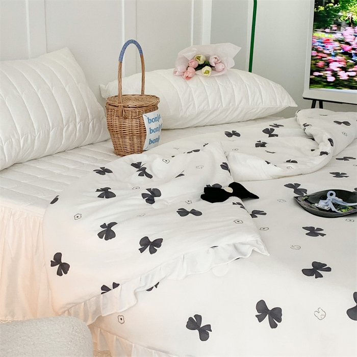 91家纺网 家纺一手货源 找家纺 昔可家纺 2023新款花边款云柔针织大豆夏被 小熊蝴蝶结黑