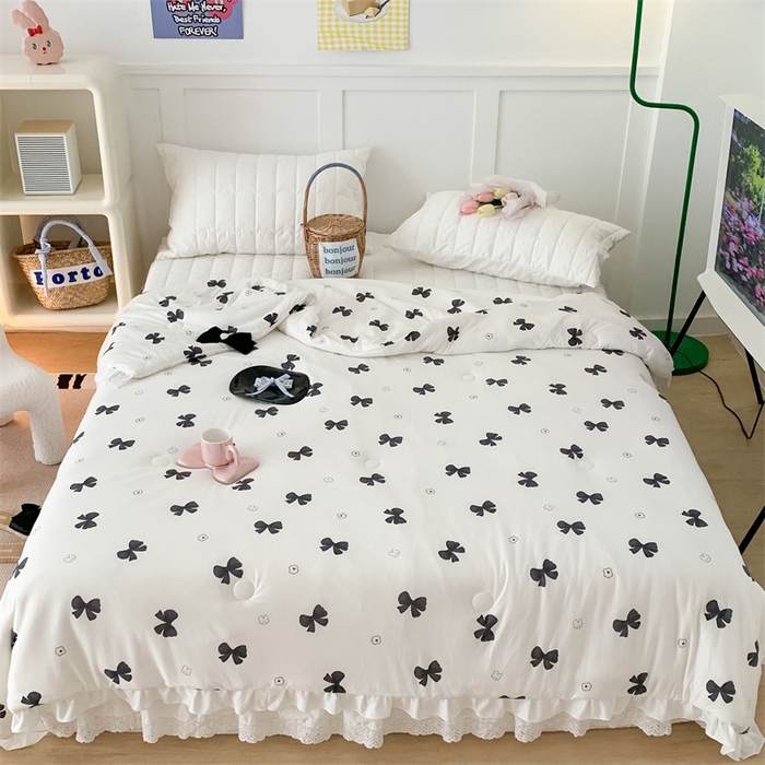 91家纺网 家纺一手货源 找家纺 昔可家纺 2023新款花边款云柔针织大豆夏被 小熊蝴蝶结黑