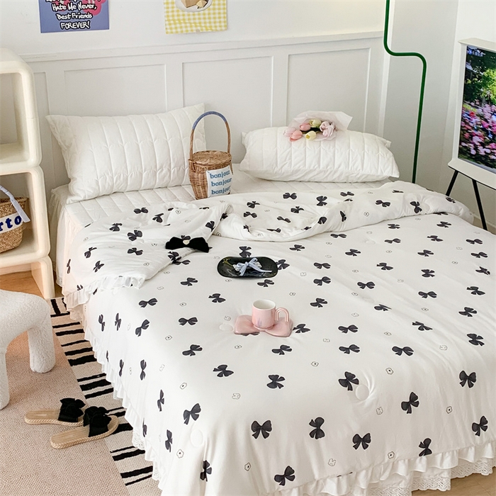 91家纺网 家纺一手货源 找家纺 昔可家纺 2023新款花边款云柔针织大豆夏被 小熊蝴蝶结黑