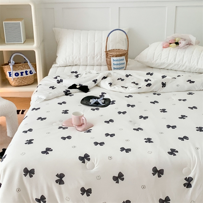 91家纺网 家纺一手货源 找家纺 昔可家纺 2023新款花边款云柔针织大豆夏被 小熊蝴蝶结黑